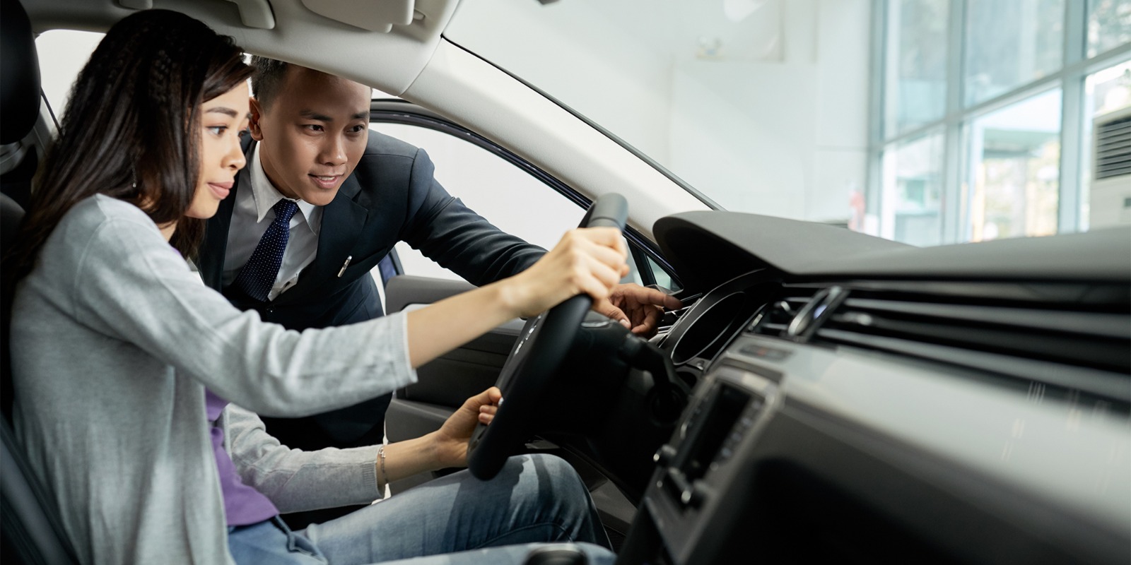 Ben je bezig met het voorbereiden op je theorie examen voor het rijbewijs B in België? Of je nu een eerste leerling bent of je kennis wilt opfrissen, het beheersen van het theorie examen is essentieel voor het behalen van je rijbewijs. Hier is een gedetailleerde gids over hoe je effectief kunt voorbereiden en waar je waardevolle gratis oefenmiddelen kunt vinden. Het Theorie Examen Begrijpen Het theorie examen is een belangrijke stap in het verkrijgen van je rijbewijs B in België. Het test je kennis van verkeersregels, verkeersborden en veilig rijgedrag. Het succesvol afleggen van dit examen is verplicht voordat je het praktijkexamen kunt afleggen. Het Belang van Oefenen Oefening baart kunst, en dit geldt ook voor het theorie examen. Regelmatig oefenen helpt niet alleen bij het vertrouwd raken met de examenopzet, maar versterkt ook je begrip van verkeersregels. Hier zijn enkele belangrijke gebieden om op te focussen: Verkeersregels en -voorschriften: Begrijp de regels van de weg, waaronder snelheidslimieten, voorrang en parkeervoorschriften. Verkeersborden en Signalen: Maak jezelf vertrouwd met de betekenis van verschillende verkeersborden, signalen en markeringen. Veilig Rijgedrag: Leer defensieve rijtechnieken, omgaan met slechte weersomstandigheden en het handhaven van voertuigveiligheid. Gratis Oefenmiddelen Je voorbereiden op je theorie examen hoeft niet ontmoedigend te zijn. Er zijn verschillende online platforms die gratis oefenexamens en studiematerialen aanbieden: Theoriedoen.be: Deze website biedt uitgebreide oefenexamens die zijn afgestemd op het rijbewijs B theorie-examen. Je kunt toegang krijgen tot verschillende proefexamens die alle essentiële onderwerpen behandelen. Gratis Theorie Examen Oefenen: Oefen gratis met proefexamens die specifiek zijn ontworpen om de echte examenervaring na te bootsen. Tips voor Effectief Studeren Om je voorbereidingsinspanningen te maximaliseren, overweeg de volgende tips: Maak een Studieplanning: Reserveer specifieke tijdslots per dag of per week om te studeren voor je theorie examen. Gebruik Flashcards: Maak flashcards voor verkeersborden, verkeersregels en andere belangrijke concepten om te helpen bij het memoriseren. Neem Proefexamens Af: Neem regelmatig proefexamens af om je voortgang te beoordelen en gebieden te identificeren die verbetering behoeven. Hoe Het Examen Dag Aan Te Pakken Op de dag van je theorie examen, zorg ervoor dat je vroeg aankomt en alle vereiste documenten meeneemt, inclusief je identificatie. Blijf kalm en gefocust tijdens het examen en lees elke vraag zorgvuldig door voordat je je antwoord selecteert. Conclusie Je voorbereiden op je theorie examen is een belangrijke mijlpaal op weg naar het behalen van je rijbewijs B. Door gebruik te maken van gratis oefenmiddelen en effectieve studiestrategieën toe te passen, kun je je zelfvertrouwen vergroten en je kansen vergroten om het examen met succes af te ronden. Voor meer informatie en om vandaag nog te beginnen met oefenen, bezoek Theoriedoen.be. Beheers het theorie examen en bereid je voor om een veilige en verantwoordelijke bestuurder te worden op de Belgische wegen.