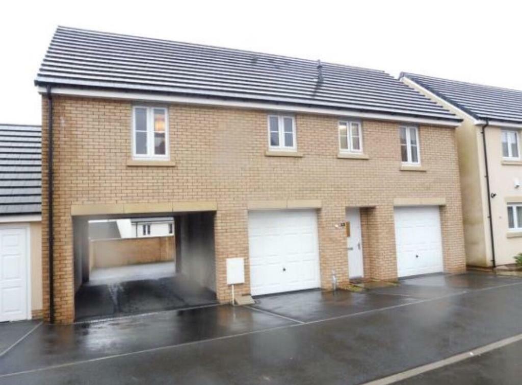 A Coach House With an underpass