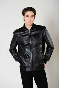 chaqueta de cuero negra