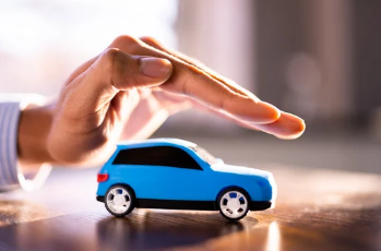 A hand covering a car like an insurance coverage