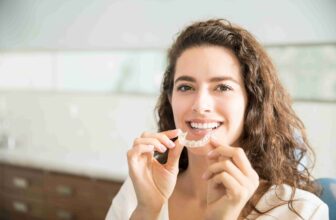 how invisalign straightens teeth without metal braces