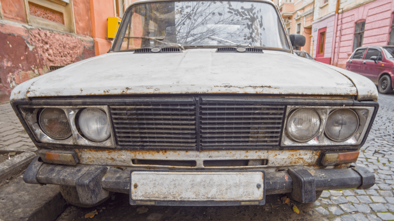 rusted-car-parked-in-driveway