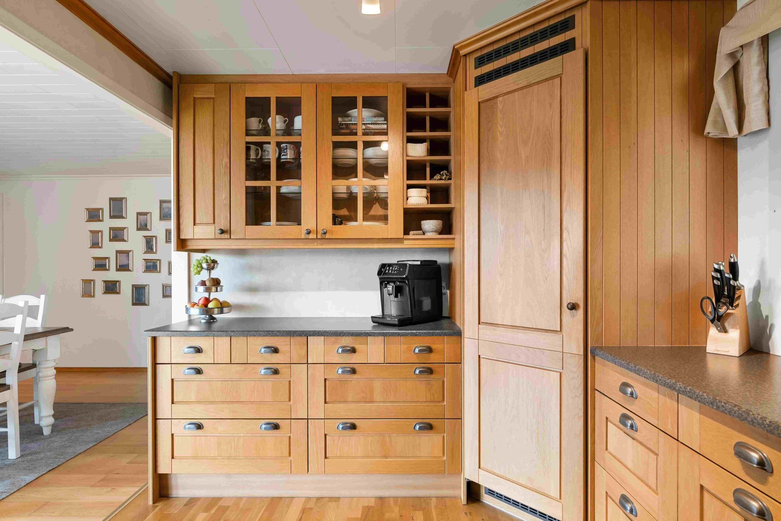 oak kitchen cabinets