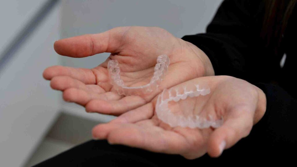 Conseils pratiques pour intégrer Invisalign à votre vie chargée