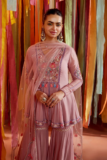 Discover Timeless Elegance with Roop’s Couture: The Perfect Kurta Set for Women